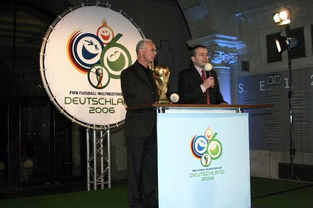 OK Präsident Franz Beckenbauer (li.) und Vizepräsident Wolfgang Niersbach (beide Deutschland) während der Präsentation des Weltpokals in Hannover Fußball WM Herren Vorschau 2005, Weltmeisterschaft 2006, Pressekonferenz, PK, Pressetermin, Vdig, Gruppe Hannover, FIFA