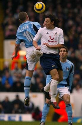Simon Davies (Tottenham Hotspur, re.) gegen Lee Clark (Fulham) -  Fußball Herren English Premier League 2004 2005, 1. Englische Liga, Tottenham Hotspurs - FC Fulham 2:0, Vdig Gruppe Spurs, London Dynamik,