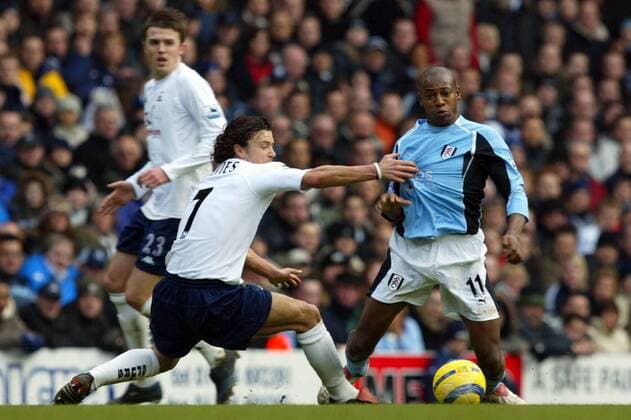 Simon Davies (Tottenham Hotspur, li.) gegen Luis Boa Morte (Fulham) -  Fußball Herren English Premier League 2004 2005, 1. Englische Liga, Tottenham Hotspurs - FC Fulham 2:0, Vdig Gruppe Spurs, London Dynamik,