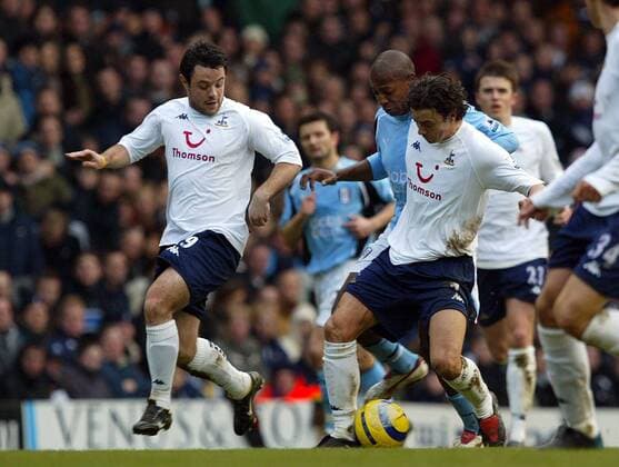 Luis Boa Morte (Fulham, Mitte) gegen Andy Reid (li.) und Simon Davies (beide Tottenham Hotspur) -  Fußball Herren English Premier League 2004 2005, 1. Englische Liga, Tottenham Hotspurs - FC Fulham 2:0, Vdig Gruppe Spurs, London Dynamik,