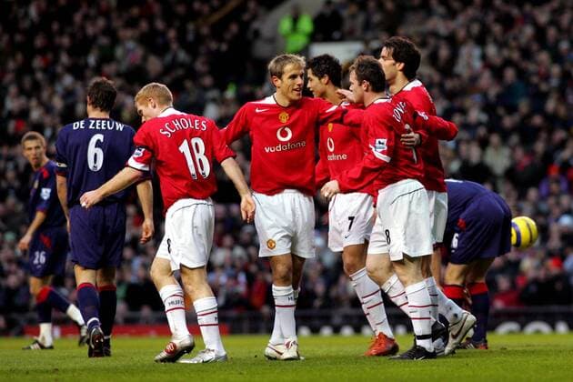 Torjubel Manchester United, v.re.: Ruud van Nistelrooy, Torschütze Wayne Rooney, Cristiano Ronaldo, Philip Neville und Paul Scholes, daneben der enttäuschte Arjan De Zeeuw (Portsmouth) - Fußball Herren English Premier League 2004 2005, 1. Englische Liga, Manchester United - FC Portsmouth 2:1, ManU Gruppe Manchester Enttäuschung, Freude,