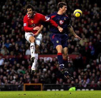 Ruud van Nistelrooy (Manchester United, li.) gegen Arjan de Zeeuw (Portsmouth) -  Fußball Herren English Premier League 2004 2005, 1. Englische Liga, Manchester United - FC Portsmouth 2:1, ManU Gruppe Manchester Dynamik, Kampf, Höhe,