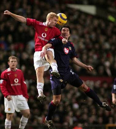 Paul Scholes (Manchester United, li.) gegen Richard Hughes (Portsmouth) - EDITORIAL USE ONLY. No use with unauthorised audio, video, data, fixture lists, club league logos or live services. Online in-match use limited to 120 images, no video emulation. No use in betting, games or single club league player publications. Fußball Herren English Premier League 2004 2005, 1. Englische Liga, Manchester United - FC Portsmouth 2:1, ManU Gruppe Manchester Dynamik, Höhe, Kampf,