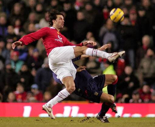 Ruud van Nistelrooy (Manchester United) zieht ab - EDITORIAL USE ONLY. No use with unauthorised audio, video, data, fixture lists, club league logos or live services. Online in-match use limited to 120 images, no video emulation. No use in betting, games or single club league player publications. Fußball Herren English Premier League 2004 2005, 1. Englische Liga, Manchester United, ManU Einzelbild Manchester Dynamik,