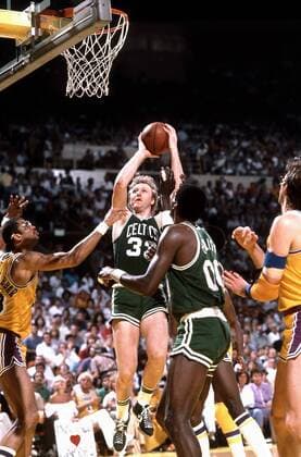 Larry Bird (Mitte) - Korbwurf, daneben Robert Parish (re., beide Boston Celtics) und Kareem Abdul Jabbar (Los Angeles Lakers) - (Icon5003024) Basketball Herren NBA 1983 1984, Los Angeles Lakers - Boston Celtics 116:108, Vdia Gruppe Los Angeles, LA, L.A., L A Dynamik, EDITORIAL USE ONLY