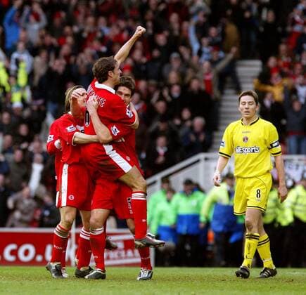Torjubel Middlesbrough, v.li.: Boudewijn Zenden, Gareth Southgate und Chris Riggott; Matt Holland (Charlton) enttäuscht -  Fußball Herren English Premier League 2004 2005, 1. Englische Liga, FC Middlesbrough - Charlton Athletic 2:2, Vdig Gruppe Middlesbrough Freude,