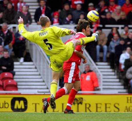 Chris Perry (Charlton, li.) mit hohem Bein gegen Daniel Graham (Middlesbrough) -  Fußball Herren English Premier League 2004 2005, 1. Englische Liga, FC Middlesbrough - Charlton Athletic 2:2, Vdig Gruppe Middlesbrough Kampf, Dynamik,