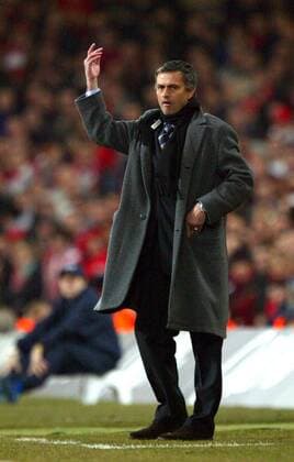 Trainer Jose Mourinho (Chelsea) unzufrieden -  Fußball Herren Carling Cup 2004 2005, English Premier League, 1. Englische Liga, Englischer Ligapokal, Pokalspiel, Einzelbild Pokal Cardiff
