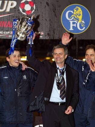 Trainer Jose Mourinho (Mitte) präsentiert den Carling Cup, re. Torwarttrainer Silvino Louro (beide Chelsea) -  Fußball Herren Carling Cup 2004 2005, English Premier League, 1. Englische Liga, Englischer Ligapokal, Pokalspiel Gruppe Pokal Cardiff Freude,