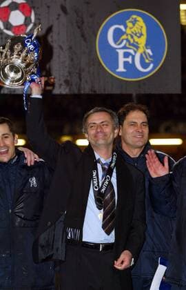 Trainer Jose Mourinho (Mitte) präsentiert den Carling Cup, re. Torwarttrainer Silvino Louro (beide Chelsea) -  Fußball Herren Carling Cup 2004 2005, English Premier League, 1. Englische Liga, Englischer Ligapokal, Pokalspiel Gruppe Pokal Cardiff Freude,