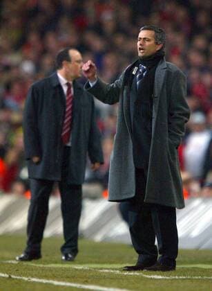Trainer Jose Mourinho (Chelsea) gibt Anweisungen -  Fußball Herren Carling Cup 2004 2005, English Premier League, 1. Englische Liga, Englischer Ligapokal, Pokalspiel Einzelbild Pokal Cardiff