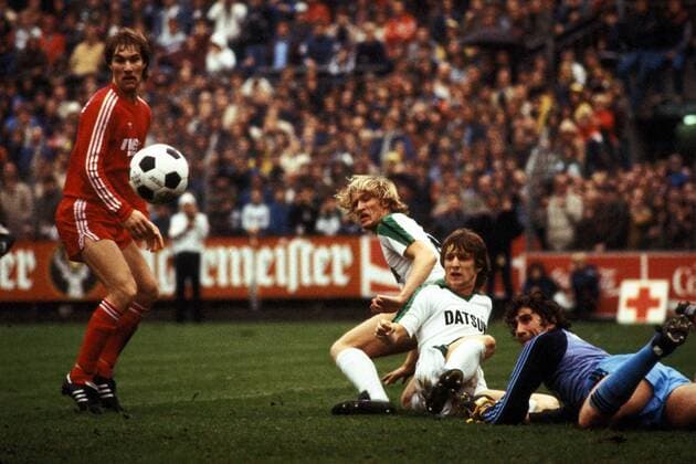 Frank Mill (2.v.re.) und Uwe Rahn (beide Gladbach) gegen Wolfgang Grobe (li.) und Torwart Jean Marie Pfaff (beide Bayern) Fußball 1. BL Herren Saison 1982 1983, Borussia Mönchengladbach - FC Bayern München 0:0 Gruppe Mönchengladbach Dynamik,