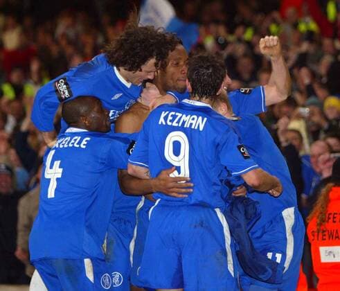 Torjubel Chelsea, v. li.: Claude Makelele, Ricardo Carvalho, Torschütze Didier Drogba und Mateja Kezman - Fußball Herren Carling Cup 2004 2005, Pokal, Pokalspiel, Ligapokal, English Premier League, 1. Englische Liga Gruppe Cardiff Freude, Begeisterung,