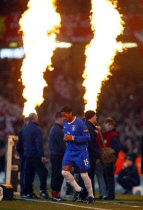 Didier Drogba (Chelsea) wird bei seinem Einmarsch von Stichflammen umgeben -  Fußball Herren Carling Cup 2004 2005, Pokal, Pokalspiel, Ligapokal, English Premier League, 1. Englische Liga Einzelbild Cardiff