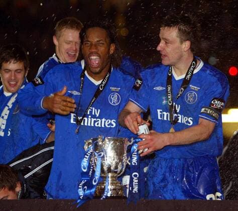 Didier Drogba (li.) und John Terry (beide Chelsea) präsentieren stolz die Carling Cup Trophäe -  Fußball Herren Carling Cup 2004 2005, Pokal, Pokalspiel, Ligapokal, English Premier League, 1. Englische Liga Gruppe Cardiff Freude,