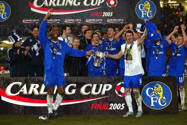Chelsea FC London gewinnt den Carling Cup 2005, Didier Drogba (li.) und Mateja Kezman (beide Chelsea) präsentieren die Trophäe -  Fußball Herren Carling Cup 2004 2005, Pokal, Pokalspiel, Ligapokal, English Premier League, 1. Englische Liga Totale Cardiff Freude,