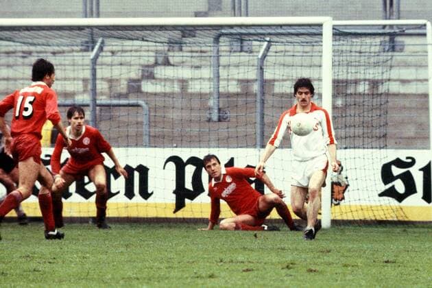 Uwe Bein (re., Offenbach) behauptet den Ball im Essener Strafraum Fußball 2. BL Herren Saison 1982 1983, Rot Weiß Essen - Offenbacher Kickers 4:2, OFC, RW, RWE Gruppe Essen