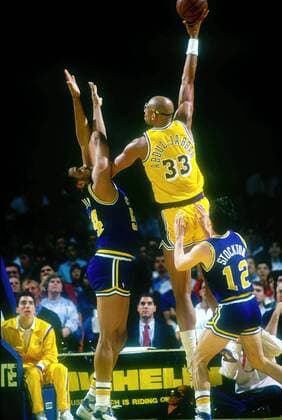 Kareem Abdul Jabbar (Los Angeles Lakers, Mitte) - sky hook gegen Mel Turpin (li.) und John Stockton (beide Utah Jazz) - (Icon5001872) Basketball Herren 1987 1988, Los Angeles Lakers - Utah Jazz 122:111, Vdia Gruppe Inglewood, L.A., LA, L A Dynamik, EDITORIAL USE ONLY