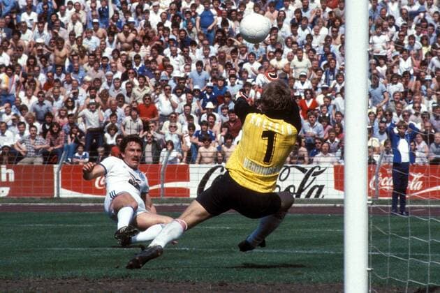 Wolfram Wuttke (Schalke) scheitert an Torwart Werner Vollack (Uerdingen) Fußball 1. BL Herren Saison 1982 1983, Relegation, Relegationsspiel, FC Schalke 04 - Bayer 05 Uerdingen 1:1 Gruppe Gelsenkirchen Abwehr,
