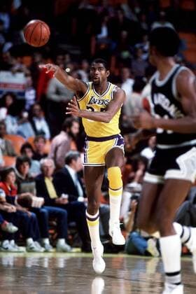 Earvin Johnson (Los Angeles Lakers) - no look pass - (Icon5000223) Basketball Herren NBA 1982 1983, Los Angeles Lakers - San Antonio Spurs 120:132 Einzelbild Inglewood, LA, L.A., L A Dynamik, EDITORIAL USE ONLY