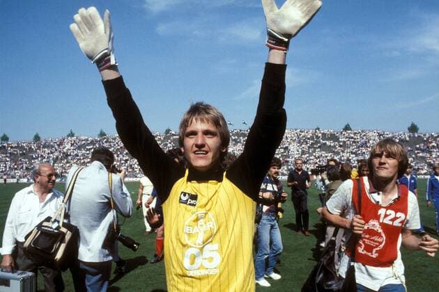 Torwart Werner Vollack (Uerdingen) freut sich über den perfekten Bundesligaaufstieg 1983 Fußball 1. BL Herren Saison 1982 1983, Relegation, Relegationsspiel, Bayer 05 Uerdingen, Rückspiel Gruppe Gelsenkirchen Begeisterung, Freude,
