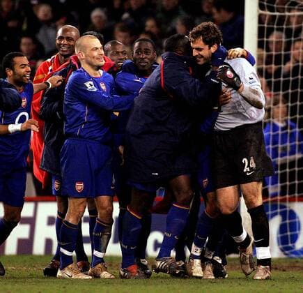 Torwart Manuel Almunia Rivero ist nach dem Elfmeterschießen der gefeierte Held, daneben v.li.: Ashley Cole, Patrick Vieira, Fredrik Ljungberg, Lauren Etame Mayer, Quincy Owusu Abeyie (alle Arsenal) - Fußball Herren FA Cup 2004 2005, Englischer Pokal, Pokalspiel, Arsenal FC London Gruppe Sheffield Freude, Begeisterung,