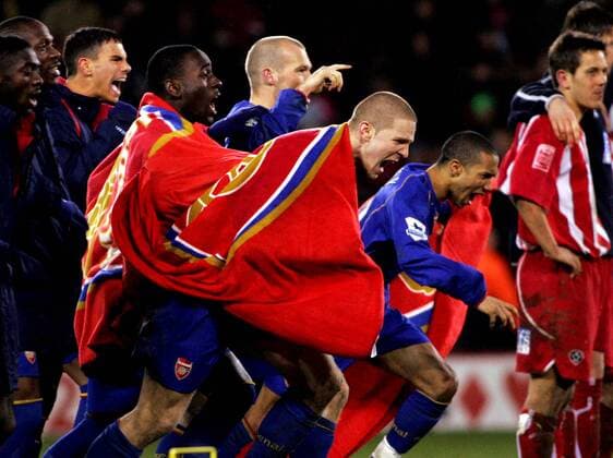 Arsenal London ist nach Elfmeterschießen eine Runde weiter, die Spieler brechen einen Jubelsturm los, v.li.: Gael Clichy, Philippe Senderos, Fredrik Ljungberg, Quincy Owusu Abeyie, Jeremie Aladiere, Etame Mayer Lauren, Kolo Toure - Fußball Herren FA Cup 2004 2005, Englischer Pokal, Pokalspiel, Sheffield United FC - Arsenal FC London 2:4 n. E. Gruppe Sheffield Freude, Begeisterung,