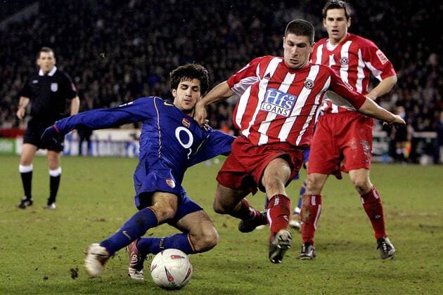 Cesc Fabregas (Arsenal, li.) gegen Nick Montgomery (Sheffield United) - EDITORIAL USE ONLY. No use with unauthorised audio, video, data, fixture lists, club league logos or live services. Online in-match use limited to 120 images, no video emulation. No use in betting, games or single club league player publications. Fußball Herren FA Cup 2004 2005, Englischer Pokal, Pokalspiel, Sheffield United FC - Arsenal FC London 2:4 n. E. Gruppe Sheffield Dynamik,