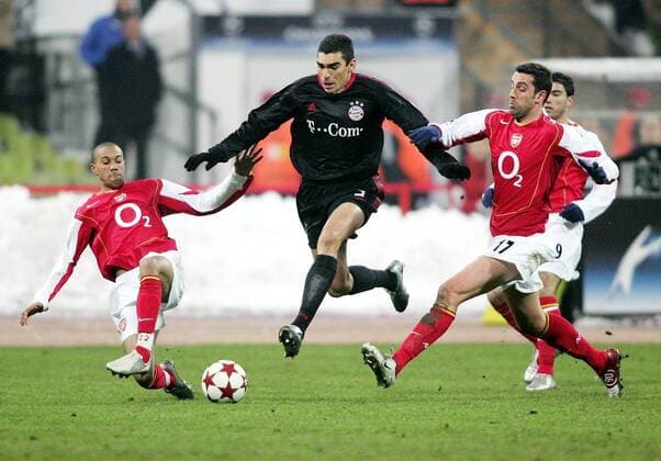 Lucio (Bayern, Mitte) setzt sich gegen Edu (re.) und Gael Clichy (beide Arsenal) durch Fußball EC 1 Herren Champions League 2004 2005, FC Bayern München - Arsenal FC London 3:1 Gruppe München Dynamik,