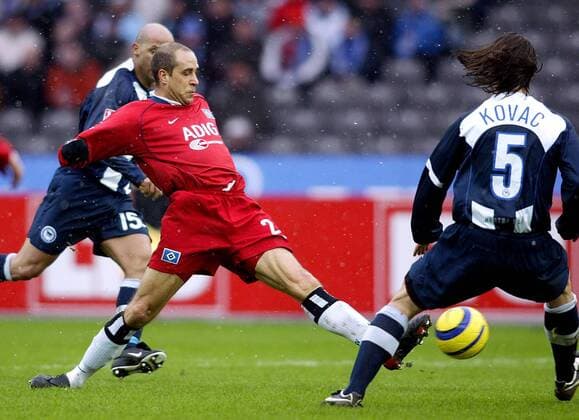 Stefan Beinlich (li., HSV) am Ball Fußball 1. BL Herren Saison 2004 2005, Hertha BSC Berlin - Hamburger SV 4:1, Hamburg Gruppe Berlin Dynamik,