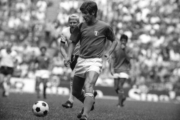 Gianni Rivera (Italien) am Ball Fußball WM Herren Weltmeisterschaft 1970, Halbfinale, Länderspiel, Nationalmannschaft, Nationalteam, Nationaltrikot Einzelbild Mexico City Dynamik,