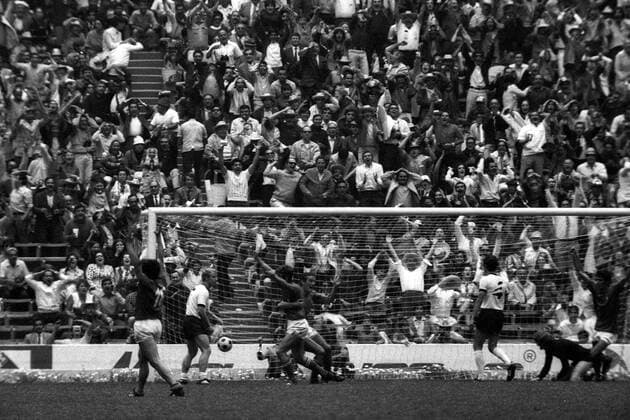 Torschütze Gianni Rivera (3.v.li.) wird von Luigi Riva (beide Italien) nach seinem 4:3 in der Verlängerung gefeiert. Berti Vogts, Franz Beckenbauer und Torwart Sepp Maier (v.li., alle BR Deutschland) sind geschlagen, das Publikum tobt! Fußball WM Herren Weltmeisterschaft 1970, Halbfinale, Länderspiel, Nationalmannschaft, Nationalteam, Nationaltrikot Totale Mexico City Glück, Begeisterung, Freude,