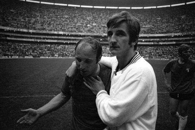 Uwe Seeler (li.) und Hannes Löhr (beide BR Deutschland) verdauen die Halbfinalniederlage gegen die Italiener und trösten sich gegenseitig Fußball WM Herren Weltmeisterschaft 1970, Halbfinale, Länderspiel, Nationalmannschaft, Nationalteam, Nationaltrikot, Gruppe Mexico City