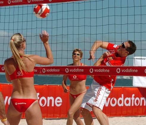 Vodafone Beachvolleyballturnier: Michael Schumacher (Deutschland Ferrari, re.) zeigt bei der Promotionaktion, wie man den Ball ins Netz schlägt Motorsport WM Herren Formel 1 Weltmeisterschaft 2005, F1, F, GP, WM, Pressetermin, Sponsorentermin Gruppe Schmetterball, Schmetterschlag, schmettern Melbourne, Beach Dynamik