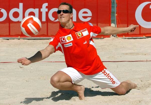 Vodafone Beachvolleyballturnier: Michael Schumacher (Deutschland Ferrari.) baggert bei der Promotionaktion den Ball Motorsport WM Herren Formel 1 Weltmeisterschaft 2005, F1, F, GP, WM, Pressetermin, Sponsorentermin Einzelbild Melbourne, Beach Dynamik