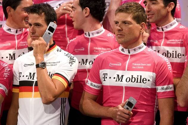 Andreas Klöden (li.) und Jan Ullrich (beide Deutschland) werben anläßlich der Vorstellung des Teams T Mobile 2005 mit Handys für ihren Hauptsponsor Radsport Herren Straßenradsport 2005, Straße, Rad, Vorstellung, Präsentation, Pressetermin Gruppe Bonn