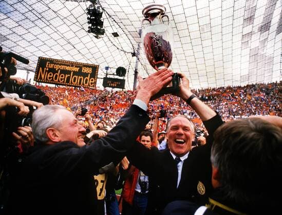 Fußball, EM Finale 1988 in München, Niederlande - Sowjetunion 2:0 Europameister 1988 - Nationaltrainer Rinus Michels (Niederlande, re.) präsentiert nach dem Finalsieg stolz den Coupe Henri Delaunay Fußball EM Herren Europameisterschaft 1988, Nationalmannschaft, Nationalteam, Holland, Finale, Endspiel Gruppe München Begeisterung, Freude,