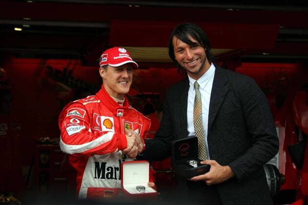 Michael Schumacher (Deutschland Ferrari, li.) und Ian Thorpe (Australien) tauschen Uhren aus Motorsport Grand Prix Herren Großer Preis von Australien 2005, Formel 1 Weltmeisterschaft, F1, F, GP, WM Gruppe Albert Park Melbourne