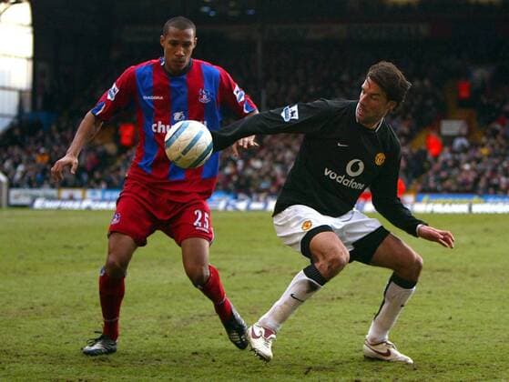 Fitz Hall (Crystal Palace, li.) gegen Ruud van Nistelrooy (Manchester United) -  Fußball Herren English Premier League 2004 2005, 1. Englische Liga, Crystal Palace - Manchester United 0:0, ManU Gruppe London Dynamik,
