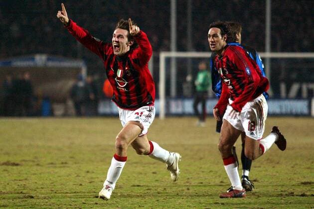 Torschütze Andrea Pirlo (li.) und Alessandro Nesta (beide Milan) bejubeln das späte Siegtor Fußball Herren Serie A 2004 2005, 1. Italienische Liga, AC Mailand Gruppe Bergamo Dynamik, Begeisterung, Freude,