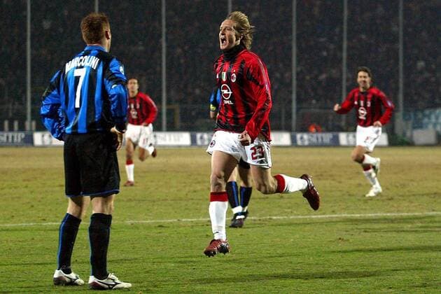 Torschütze Massimo Ambrosini (Milan, re.) jubelt, Michele Marcolini (Bergamo) steht konsterniert daneben Fußball Herren Serie A 2004 2005, 1. Italienische Liga, Atalanta Bergamo - AC Mailand 1:2 Gruppe Bergamo Begeisterung, Freude,