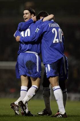 Tiago (li.), Paulo Ferreira (re.) und Joe Cole (alle Chelsea) - Torjubel -  Fußball Herren English Premier League 2004 2005, 1. Englische Liga, Chelsea FC London Gruppe Norwich Freude,