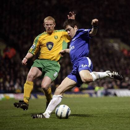 Joe Cole (Chelsea, re.) gegen Gary Holt (Norwich) -  Fußball Herren English Premier League 2004 2005, 1. Englische Liga, Norwich City - Chelsea FC London 1:3 Gruppe Norwich Dynamik,