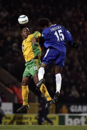 Damien Francis (Norwich, li.) gegen Didier Drogba (Chelsea) -  Fußball Herren English Premier League 2004 2005, 1. Englische Liga, Norwich City - Chelsea FC London 1:3 Gruppe Norwich Dynamik,