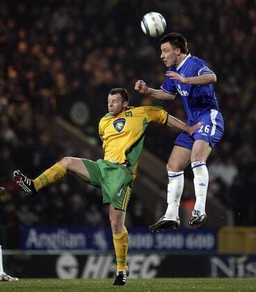 John Terry (Chelsea, re.) gegen Graham Stuart (Norwich) -  Fußball Herren English Premier League 2004 2005, 1. Englische Liga, Norwich City - Chelsea FC London 1:3 Gruppe Norwich Dynamik,