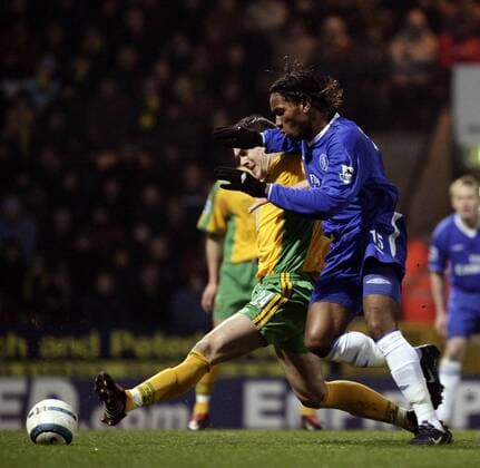 Didier Drogba (Chelsea, re.) gegen Jason Shackell (Norwich) -  Fußball Herren English Premier League 2004 2005, 1. Englische Liga, Norwich City - Chelsea FC London 1:3 Gruppe Norwich Dynamik,