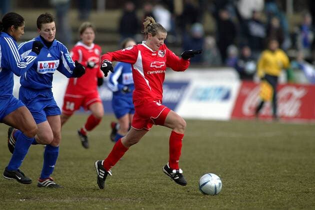 Anja Mittag (Potsdam, re.) setzt sich gegen Tina Wunderlich (2.v.li.) und Steffi Jones (beide Frankfurt) durch Fußball 1. BL Damen Saison 2004 2005, Frauen, Frauenfußball, 1. FFC Frankfurt - 1. FFC Turbine Potsdam 2:1, Vdig, Gruppe Frankfurt M. Dynamik,