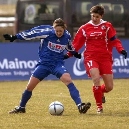 Renate Lingor (Frankfurt, li.) gegen Ariane Hingst (Potsdam) Fußball 1. BL Damen Saison 2004 2005, Frauen, Frauenfußball, 1. FFC Frankfurt - 1. FFC Turbine Potsdam 2:1, Vdig, Gruppe Frankfurt M. Dynamik,