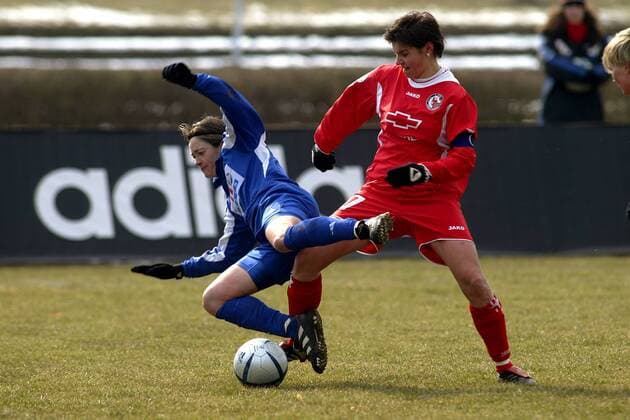Renate Lingor (Frankfurt, li.) wird von Ariane Hingst (Potsdam) gefoult Fußball 1. BL Damen Saison 2004 2005, Frauen, Frauenfußball, 1. FFC Frankfurt - 1. FFC Turbine Potsdam 2:1, Vdig, Gruppe Frankfurt M. Dynamik, Kampf,