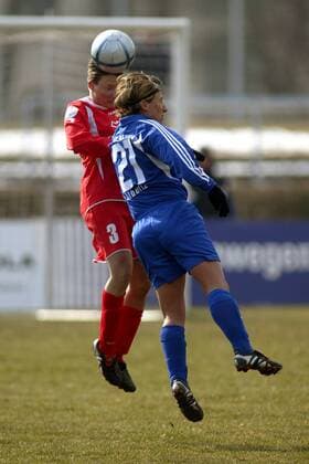 Sandra Albertz (Frankfurt, re.) gegen Sonja Fuss (Potsdam) Fußball 1. BL Damen Saison 2004 2005, Frauen, Frauenfußball, 1. FFC Frankfurt - 1. FFC Turbine Potsdam 2:1, Vdig, Gruppe Frankfurt M. Dynamik,